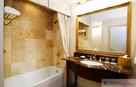 zerkalo-v-interere-vannoj-komnaty