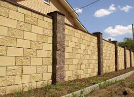 iz-chego-luchshe-stroit-zabor